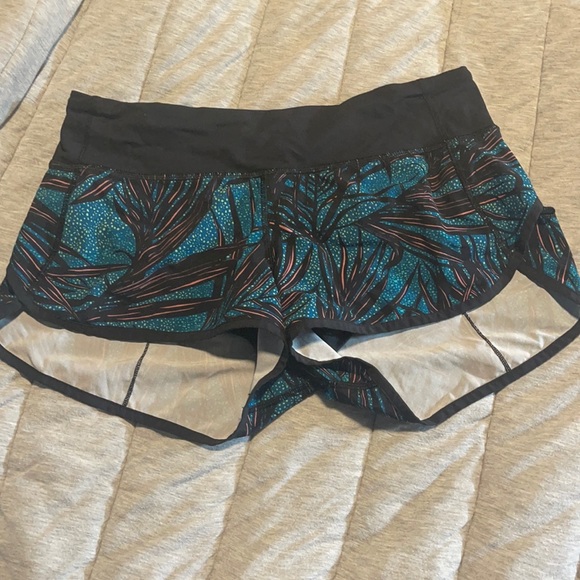 Lululemon speed shorts size 6 - Picture 2 of 4